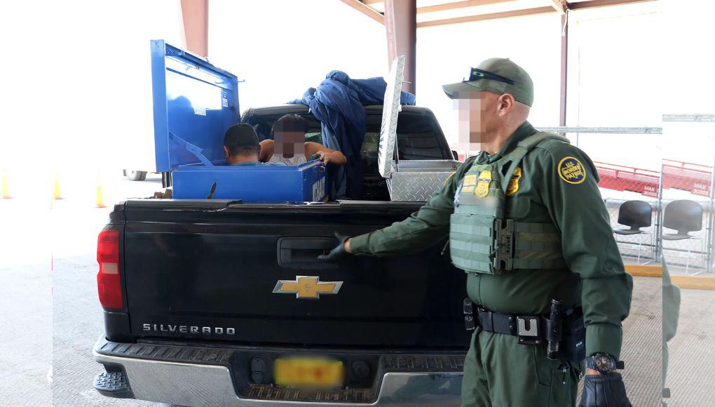 Hallan a tres migrantes hondureños hacinados en cajas de herramientas