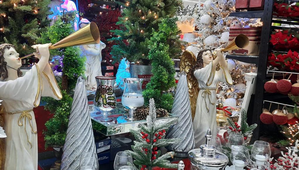 Encuentre en Diunsa todos los adornos, luces, árboles, entre otros artículos navideños.