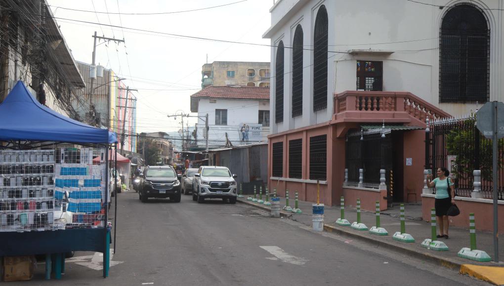Es evidente ver las construcciones de madera y material en los alrededores de la catedral donde hay todo tipo de negocios.