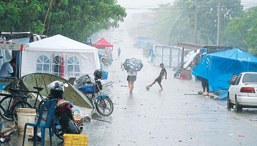 Ríos desbordados, miles de damnificados, viviendas inundadas y calles inundadas son el escenario que están dejando las lluvias de la temporada en el valle de Sula.