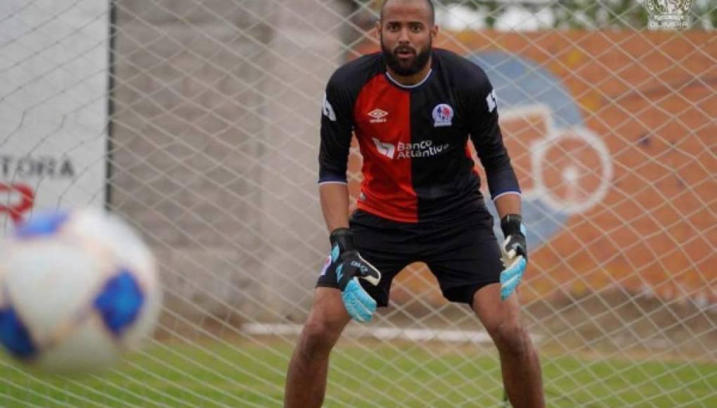 Edrick Menjívar: consolidado en el arco “Albo”, Menjívar defenderá esta noche su portería. En el primer encuentro, en San Pedro Sula, por vueltas regulares, recibió 3 goles en la derrota 3-1.