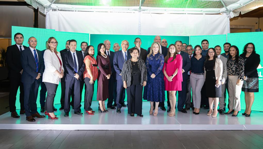 Equipo gerencial presente en la presentación de la nueva estrategia de comunicación del grupo empresarial.