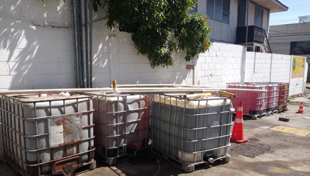 La gasolina estaba almacenada en tanques plásticos y no bajo el suelo en los depósitos autorizados.