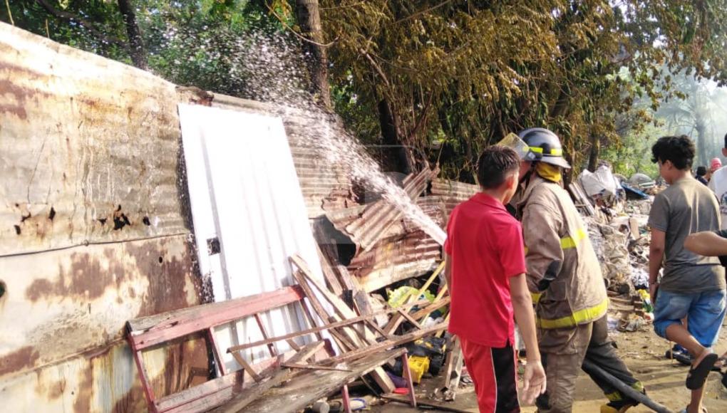 El incendio consumió al menos cinco humildes viviendas en el bordo de Los Naranjos, aldea El Carmen.