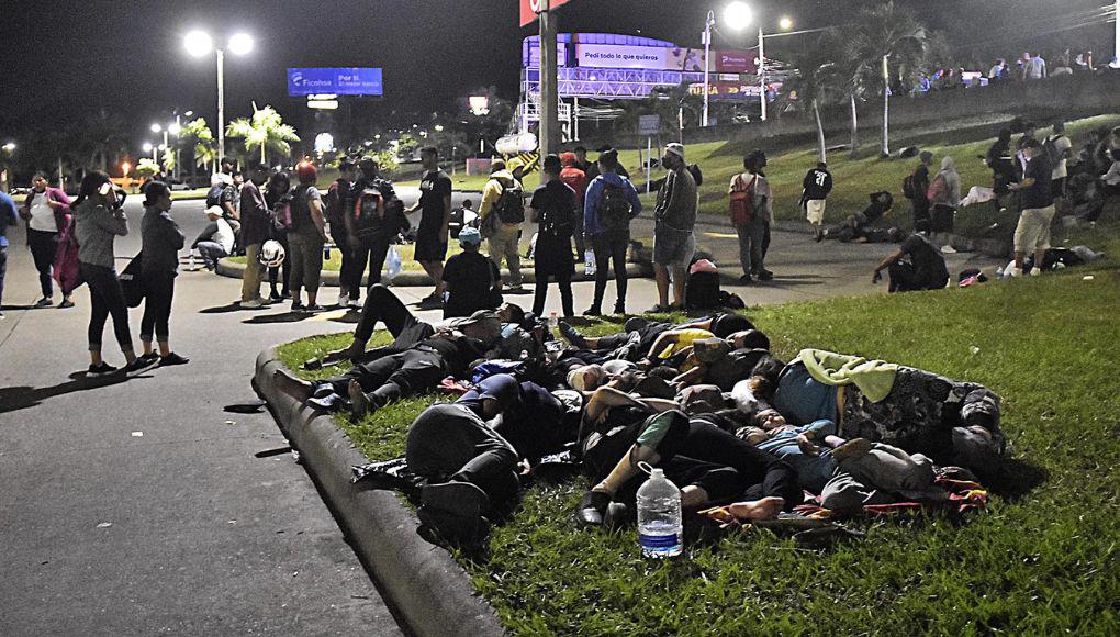Inmigrantes venezolanos se reúnen en la terminal de buses para salir de Honduras
