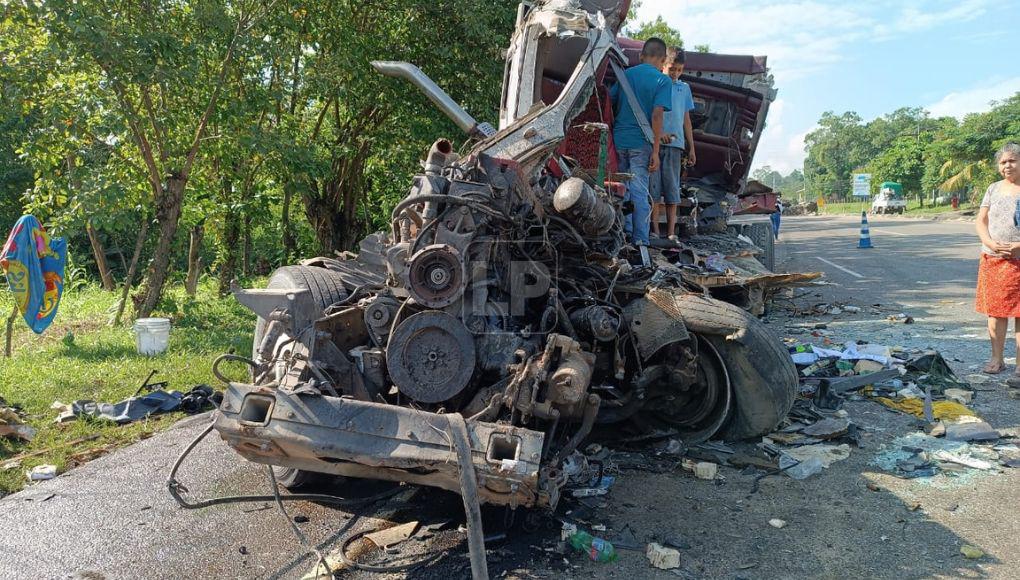 ¡Destrozada! Impactantes imágenes de la rastra que se accidentó en Santa Cruz de Yojoa