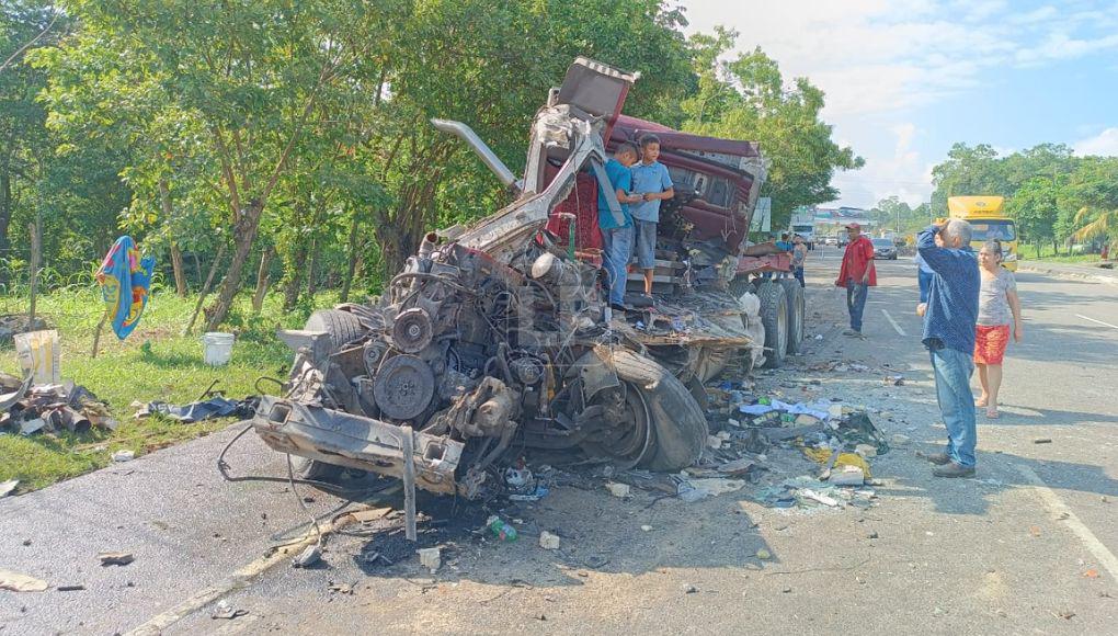 ¡Destrozada! Impactantes imágenes de la rastra que se accidentó en Santa Cruz de Yojoa