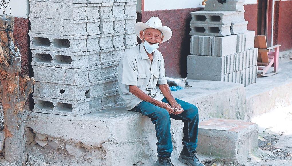 Es la persona de mayor edad del municipio y posiblemente de todo el departamento, tiene una memoria ágil, vive con una sobrina, pero por la pobreza duerme en una cocina sobre una colchoneta.