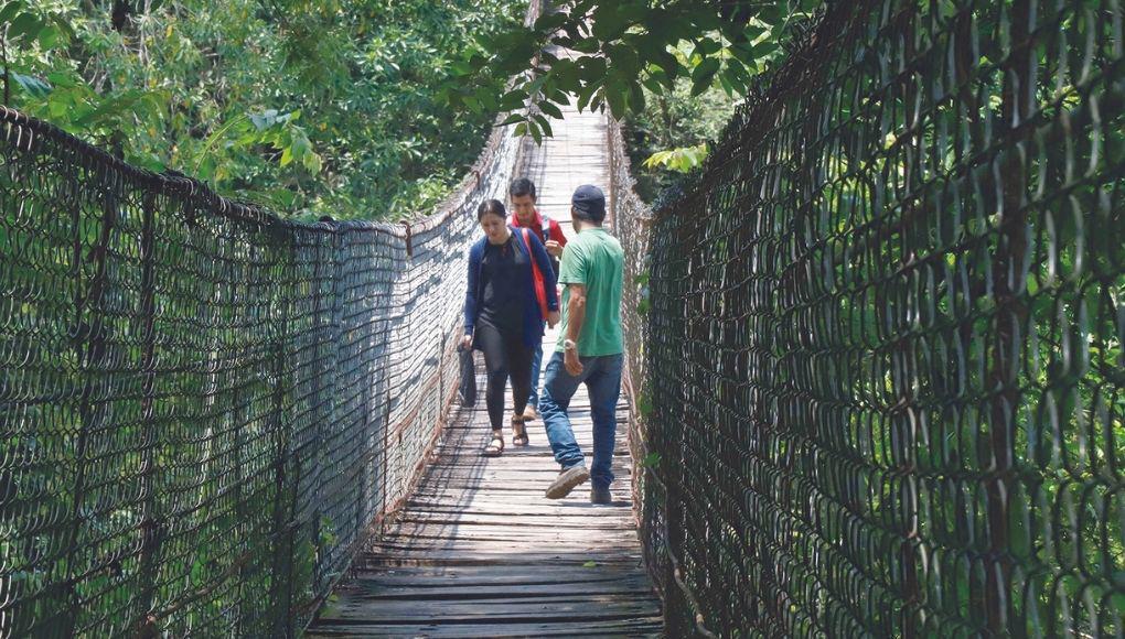 Pobladores de las comunidades de San José Olosingo (Honduras) y Petapa (El Salvador) transitan de formal ilegal tranquilos y sin mucha vigilancia entre ambos países.