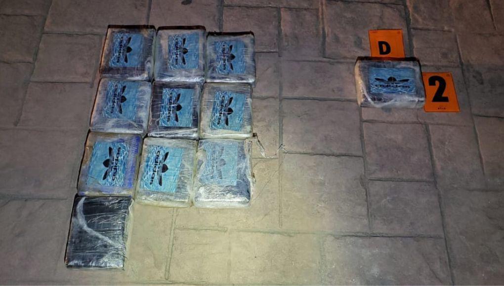 Los kilogramos de cocaína, de acuerdo con las imágenes difundidas por las autoridades, tenían el sello de la marca Adidas.
