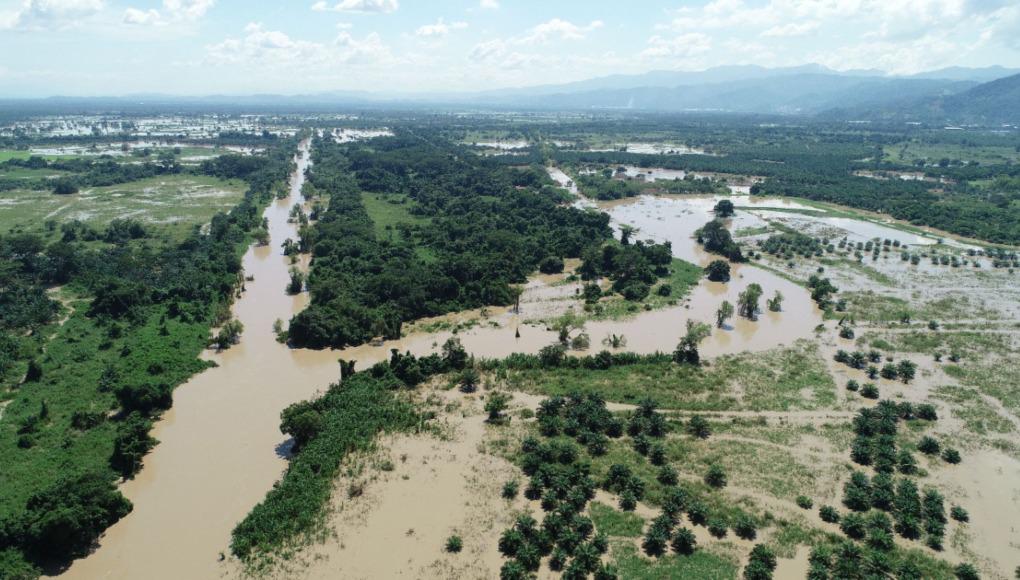 Una rotura expuesta volvió a inundar sectores de Puerto Cortés durante las últimas horas. El río Chamelecón, que surca la región norte del departamento de Cortés, continúa causando destrucción.