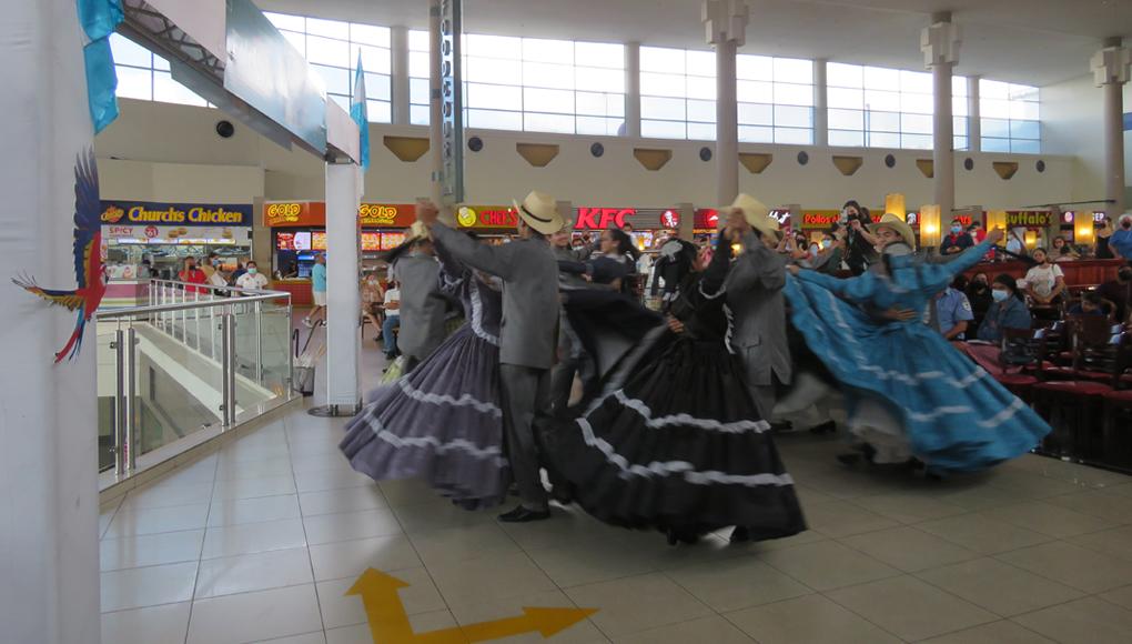El ballet folclórico Opalo de Honduras también se presentó en el festival del centro comercial.