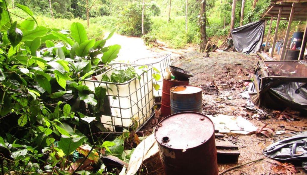 Es posible tierra adentro haya instalaciones e insumos para el procesamiento de la hoja de coca.