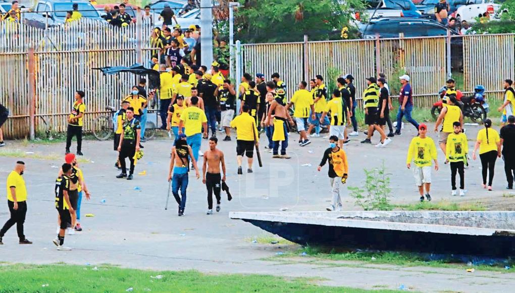 Resalta que la mayoría de homicidios no se cometen dentro de las instalaciones deportivas, sino en la vía pública.