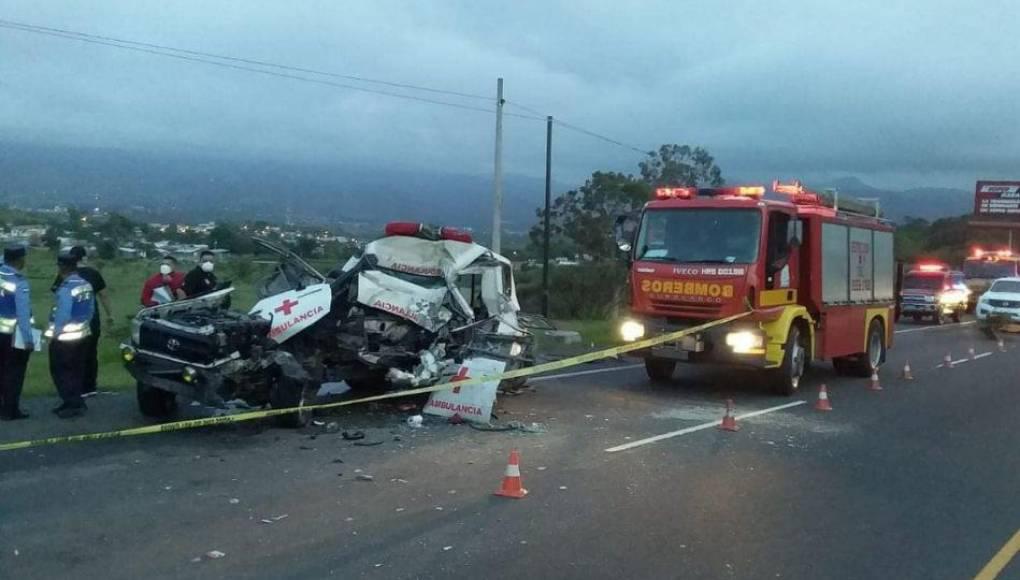 Tres muertos y dos heridos tras fatal accidente entre ambulancia y una rastra