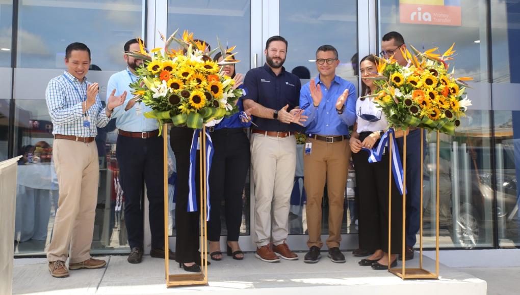 Ejecutivos de Ficohsa participaron en el corte de la cinta en la inauguración de la nueva agencia en La Entrada, Copán.