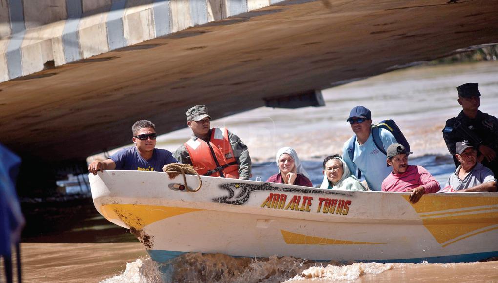 Pobladores de la aldea Dos Caminos llegaron a la ciudad para comprar combustible, gas de uso doméstico y alimentos en una lancha improvisada.