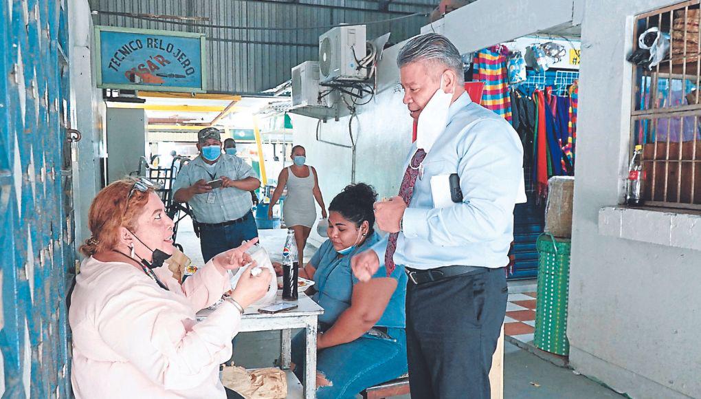 El vicealcalde Omar Menjívar escuchó las preocupaciones de los vendedores.