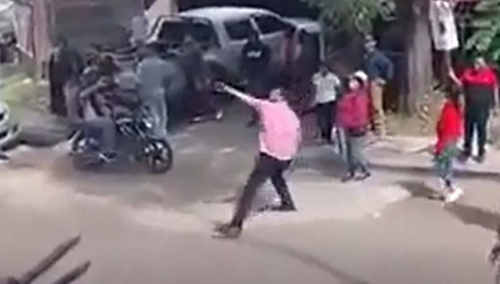 Momento en el que Mauricio Rivera lanza piedras contra un edificio de Ciudad Mujer, en Choluteca, durante una protesta en mayo de este año.