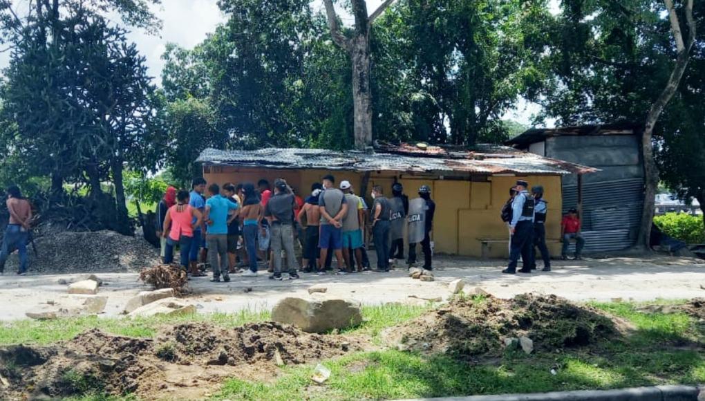 Días atrás, lavadores de carros protestaron tomándose carreteras del norte de San Pedro Sula.