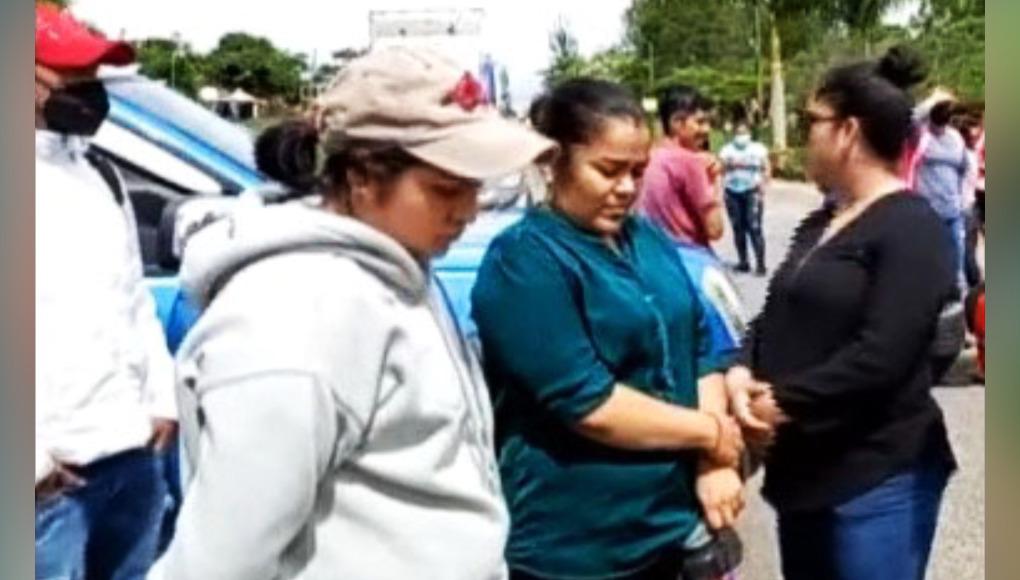 Madres de familia se toman carretera exigiendo reparación de escuelas