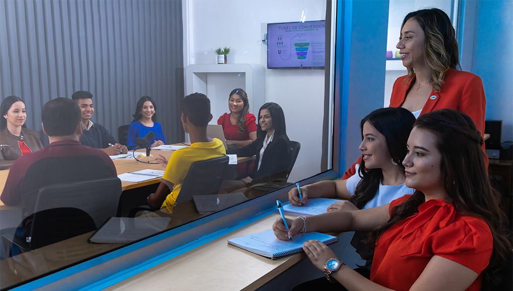 Estudiantes de UTH en el laboratorio de cámara C para estudios de focus group.