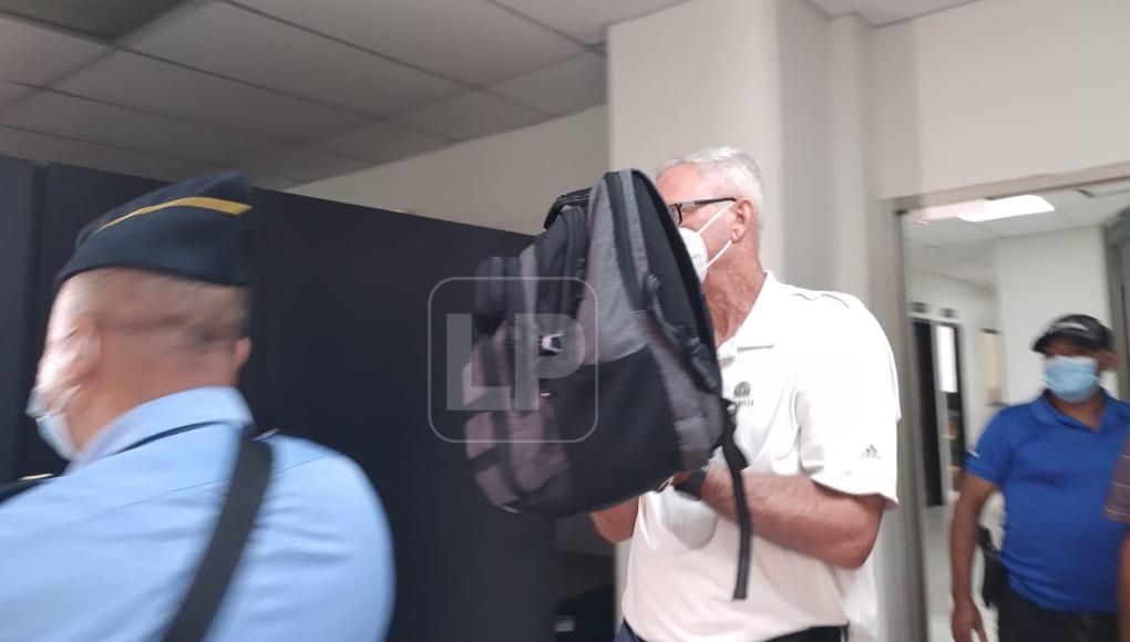 El ciudadano extranjero intentó cubrir su rostro con una mochila mientras medios de comunicación intentaban abordarlo en audiencia. 