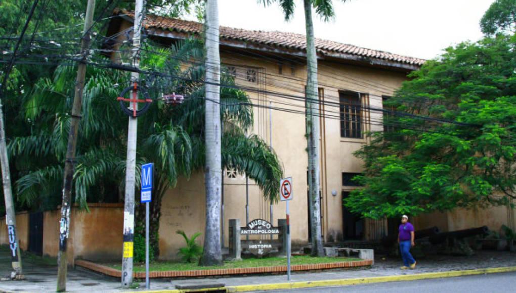 El Museo de Antropología e Historia ubicado en la tercera avenida de San Pedro Sula, es un lugar que sin duda todos los sampedranos deben conocer. Desde que abrió sus puertas en San Pedro Sula en 1994, el museo exhibe la más completa colección de piezas prehispánicas de la ciudad.