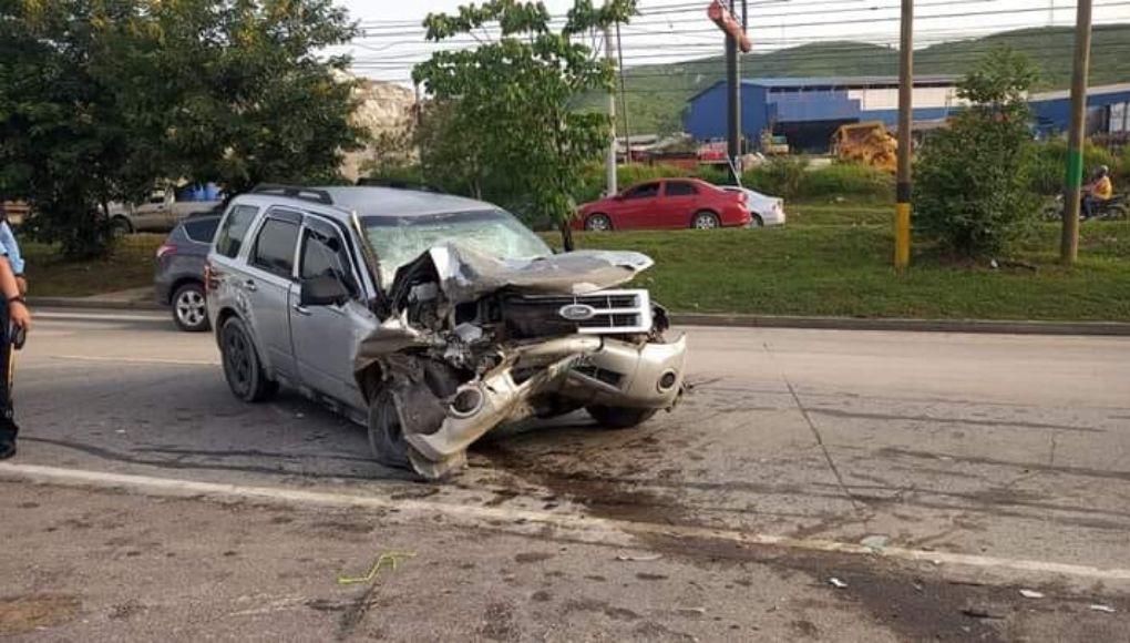 Conductor se salva de morir tras chocar con una rastra en Choloma