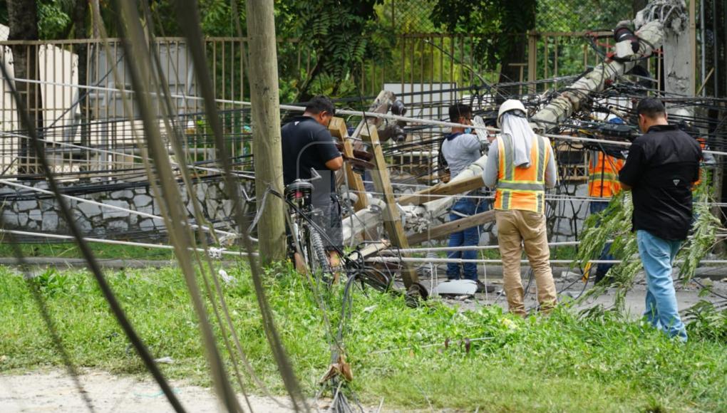 Personal de la EEH acudió al sitio y empezó con los trabajos de reparación. 