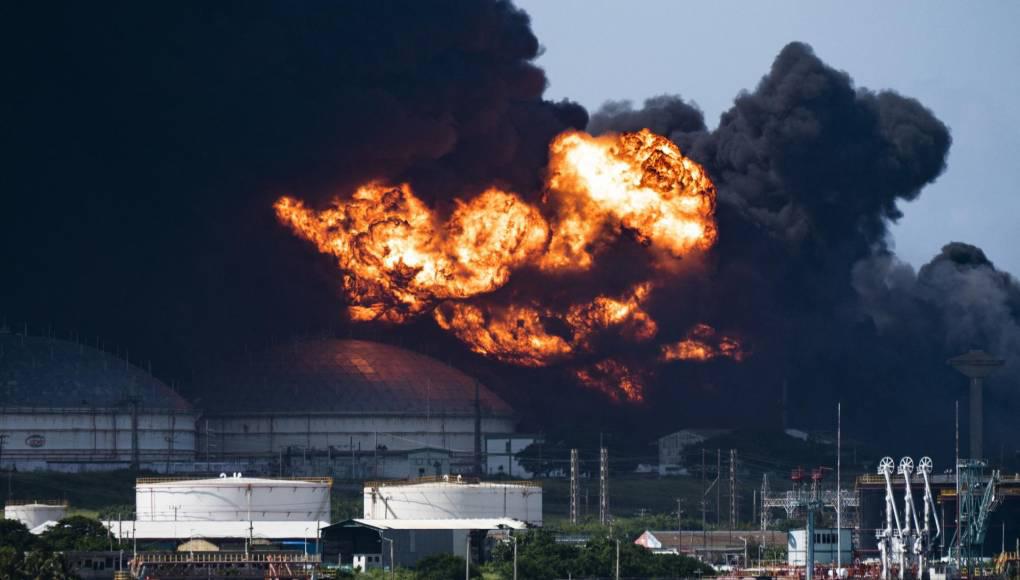 Ayer lunes, el fuego se expandió a un tercer supertanquero en el depósito de combustibles, informaron las autoridades cubanas.