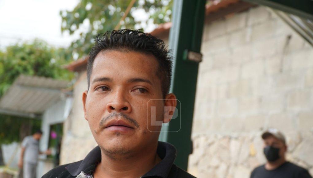 El padre de la menor llegó hasta Medicina Forense en San Pedro Sula para reclamar el cuerpo.