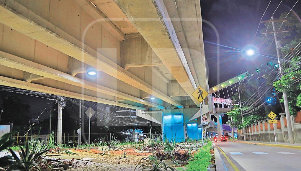 La iluminación de los puentes es moderna y la obra se ubica entre los bulevares José Peraza y Mario Rivas. Esta semana será habilitada informaron los encargados de infraestructura municipal.