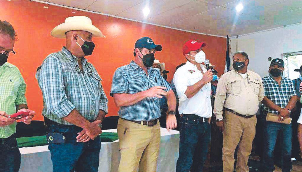 Diferentes asociaciones de ganaderos del país se reunieron de emergencia en La Ceiba para reclamar el aumento luego protestaron frente a una procesadora de leche.
