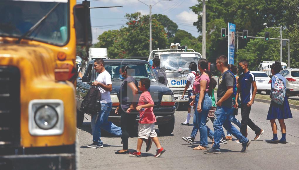 Aunque en Viveros, frente a Cervecería Hondureña, hay paso cebra, los carros no se detienen y a raíz de eso se han asignado policías municipales para controlar el tráfico.