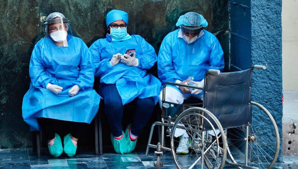 Al menos un centenar de médicos hondureños, con covid-19 por rebrote