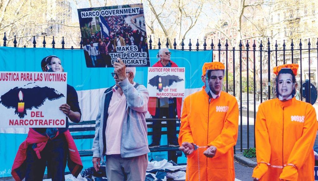 Manifestantes hondureños se expresaron frente a la corte neoyorquina.
