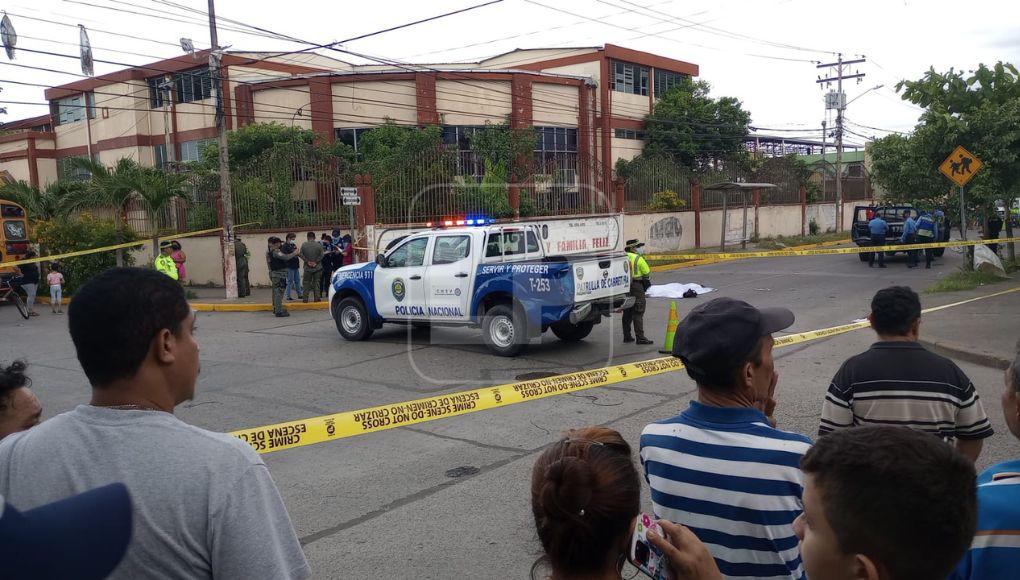 El conductor continuó avanzando y lo atropelló. 