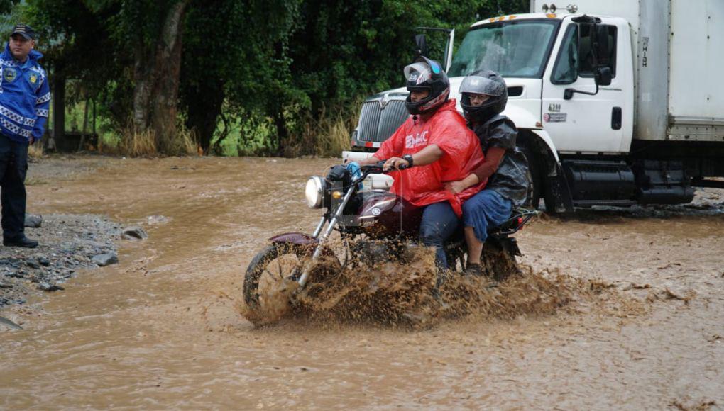 ¡La lluvia no para! Derrumbe y corriente de agua provocan caos vial en el sector Cofradía (FOTOS)