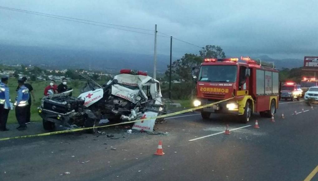 Los cuerpos quedaron atrapados entre el amasijo de hierro.