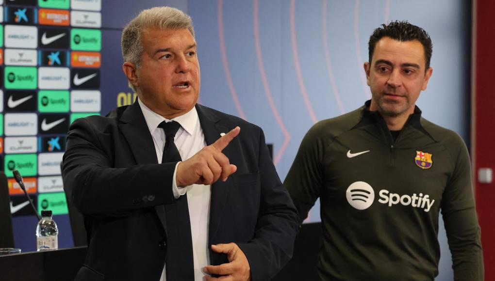 “Me quedo con la reafirmación o la constatación de que, como entrenador, tenemos a una persona extraordinaria y con un sentimiento culé que transmite ilusión, confianza, generosidad... El barcelonismo debe estar orgulloso del entrenador que tiene el Barça”, afirmó Laporta con la voz entrecortada tras anunciar que Xavi seguirá en el club.