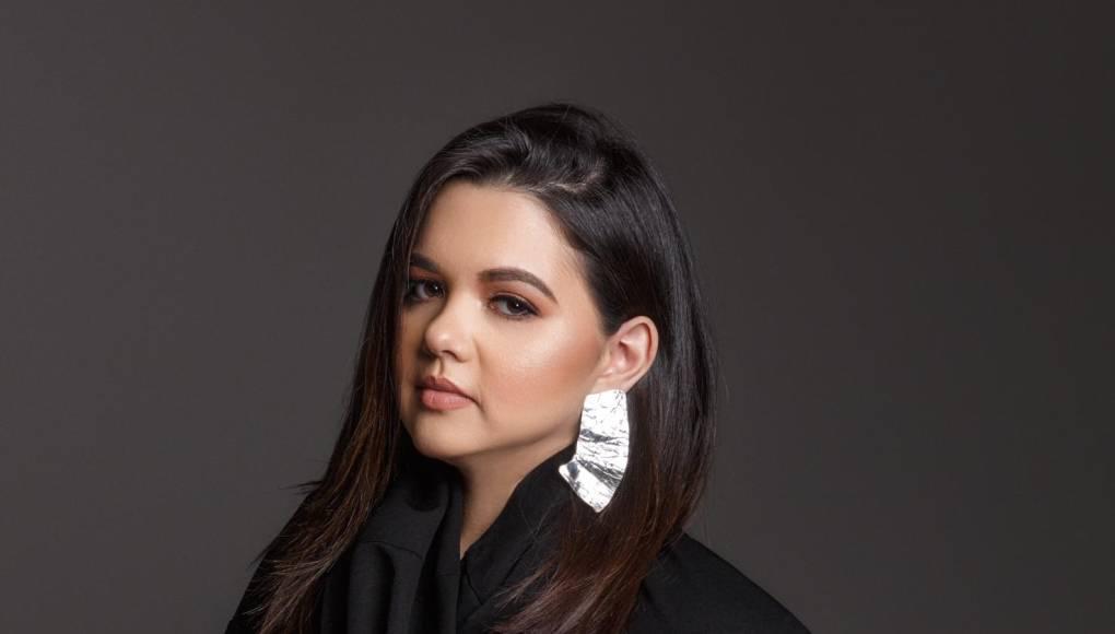 María Echeverri, diseñadora de Joyas, primer lugar en la categoría de “Estilistic Values” en Art Palermo International Biennale 2021 realizado en Italia. En 2020 fue reconocida con el International Prize New York City como un tributo a su brillante trayectoria.