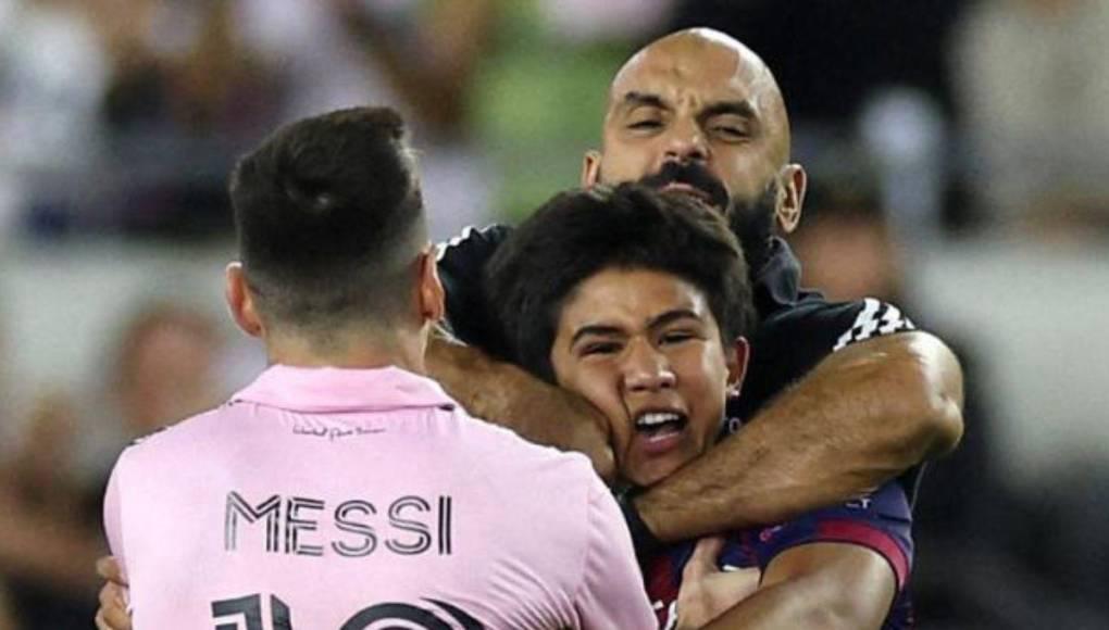 Como todos quisieran abrazarlo, saludarlo o tomarse una foto, Leo Messi tuvo que contratar a Yassine Cheuko para cuidar de él y de su familia a todo lugar que vaya.