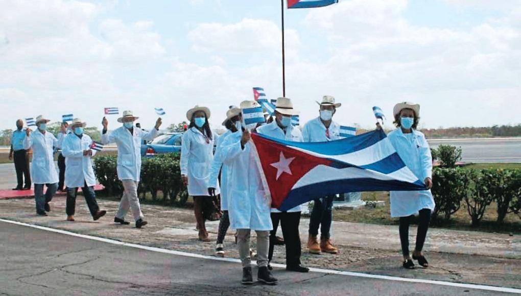 Cuestionan llegada de médicos cubanos a Honduras
