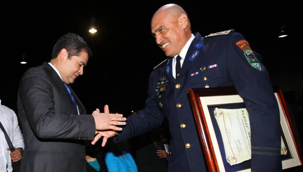 La cuarta llamada es la GX 406 que se realizó el 18 de noviembre de 2015, Mendoza, Anwar y otros tuvieron una llamada en la que discutieron, en suma y sustancia, una ruta particular que podrían usar para enviar dinero y otros artículos en camiones a través de la frontera y afirmó que “El Tigre” Bonilla anteriormente había dejado cruzar la frontera “contrabando” por cinco mil dólares.