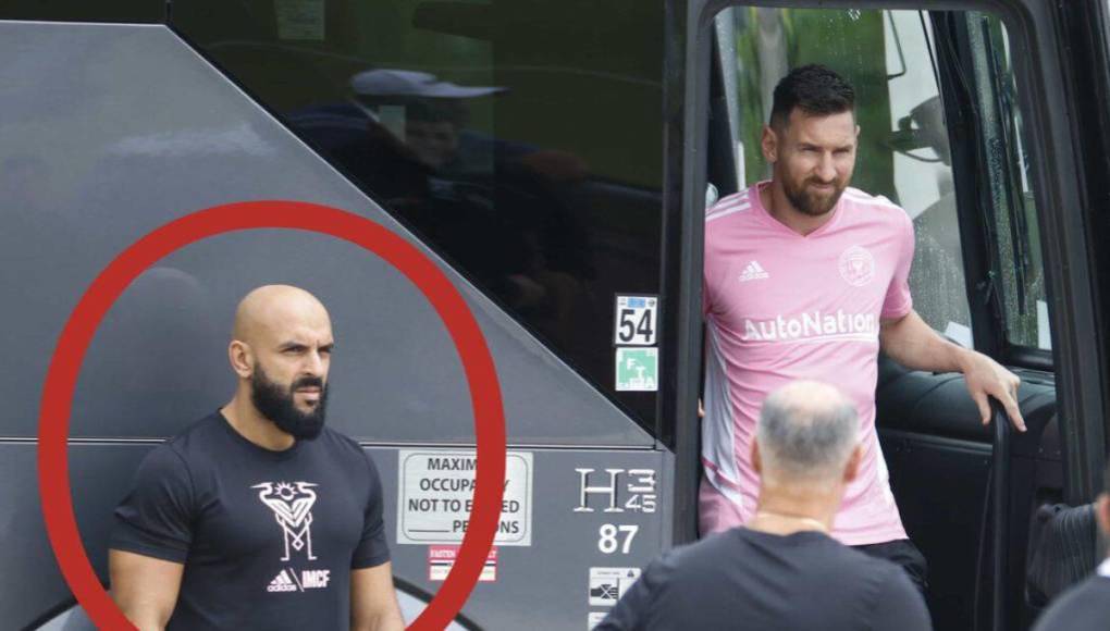 El guardaespaldas de Messi está siempre pendiente Messi y no se separa de él ni un instante, hasta se encarga de contener a la gran cantidad de fanáticos que quieren acercarse al campeón del mundo.