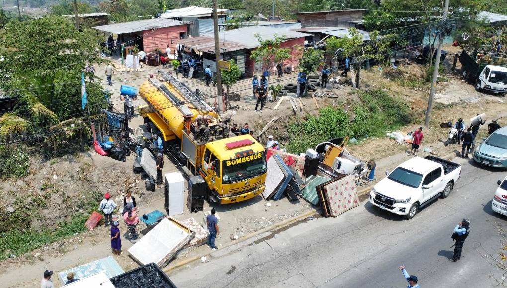 Unas 60 familias fueron desalojadas este miércoles de la colonia Enmanuel, en el bulevar del sur de San Pedro Sula.