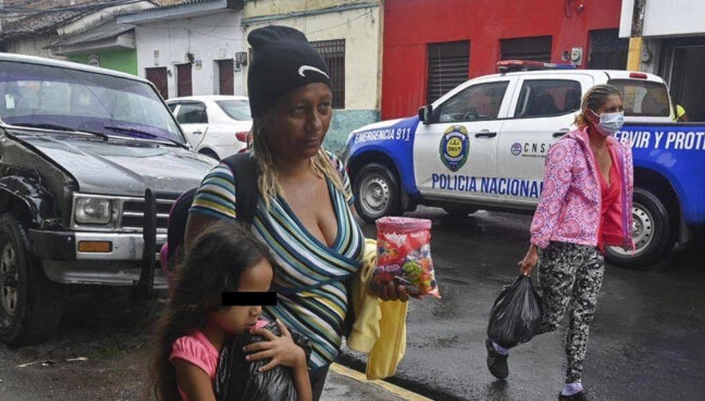 Familia cubana queda varada en Honduras y vende dulces para sobrevivir