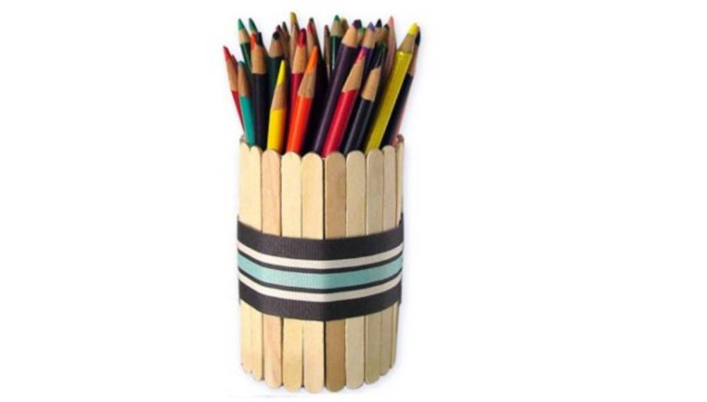 Elabore portalápices con paletas de madera