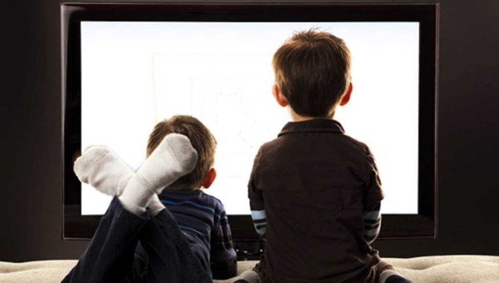 Niños miran muchos anuncios de alcohol